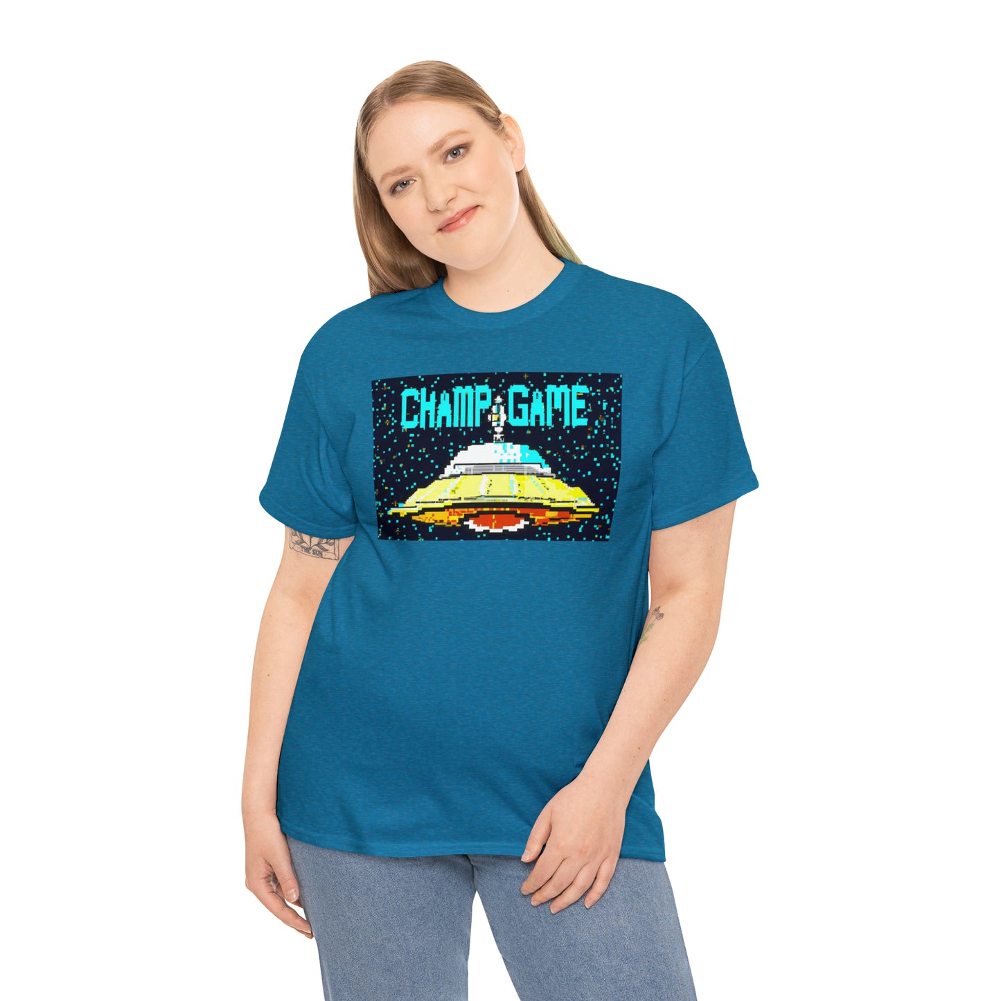 CHAMP GAME UFO 21 - 8-bit Style Pixel Art - AI Art - Gildan Heavy Cotton Tee